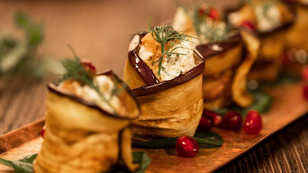 Crowne Plaza - West Cairo Arkan By Ihg 6th of October City Eksteriør bilde Eggplant stuffed with goat cheese
