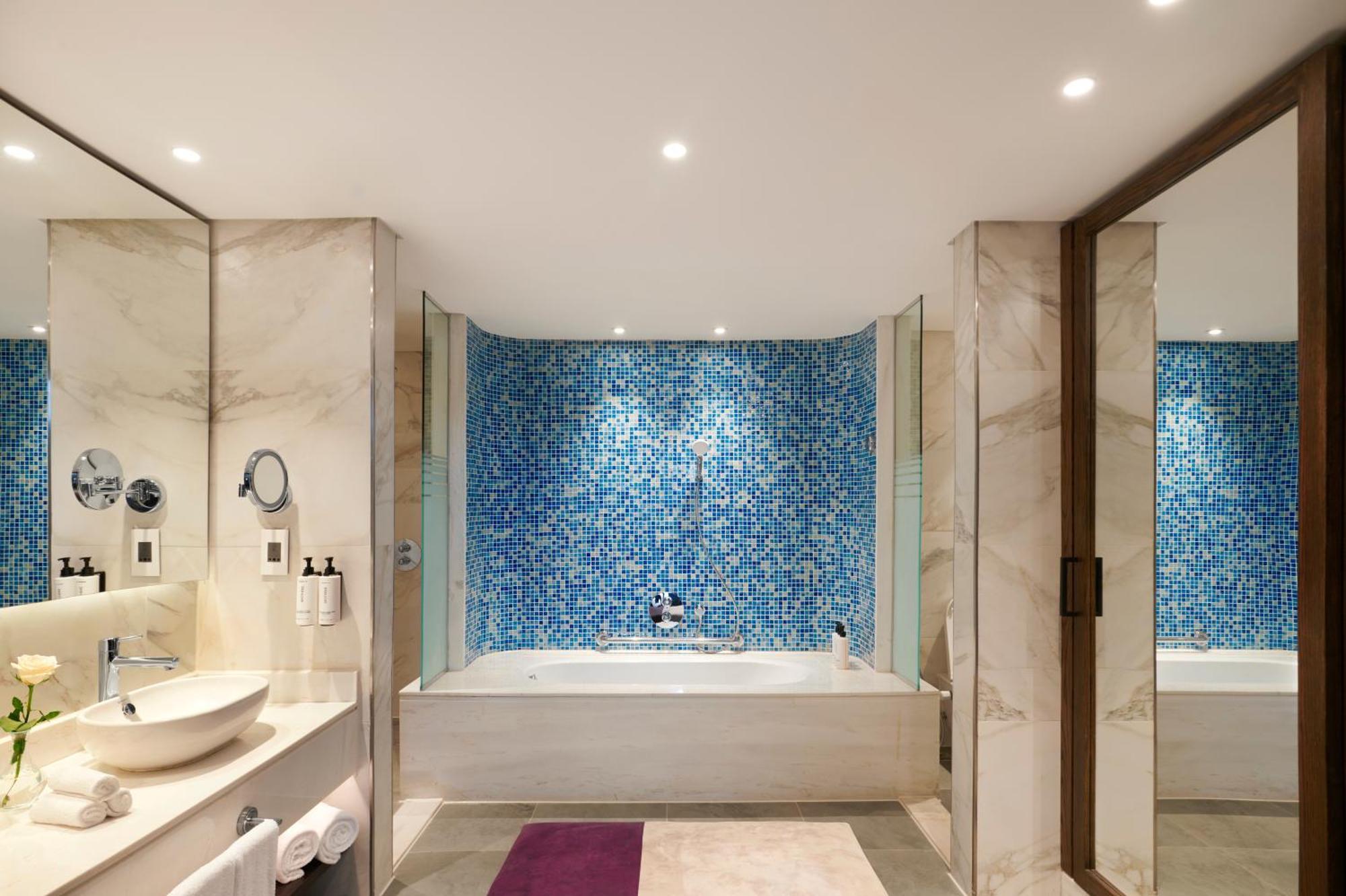 Crowne Plaza - West Cairo Arkan By Ihg 6th of October City Eksteriør bilde Bathroom
